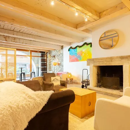 Au Centre-ville De Saint-lary Avec Piscine, Sauna Et Parking Securise - Fr-1-296-399